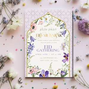 Op de afbeelding: Een Eid Mubarak uitnodigingskaart met een lavendel achtergrond en gouden details. De kaart bevat Arabische en Engelse tekst, omlijst door een bloemenrand van paarse, roze en witte bloemen. De uitnodiging is voor een Eid Gathering.