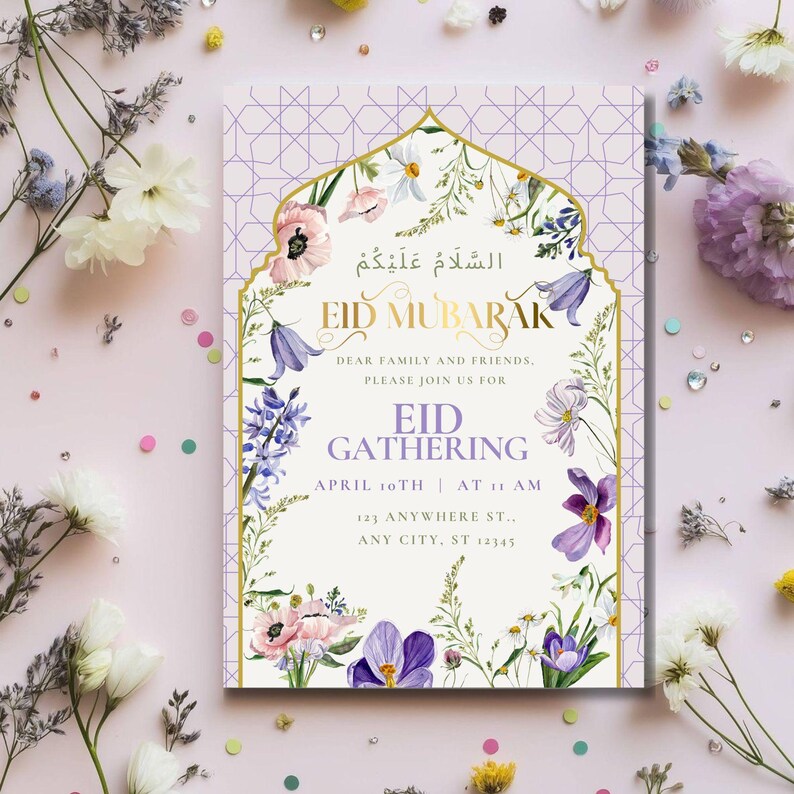 Puede incluir: Una tarjeta de invitaci&oacute;n Eid Mubarak con fondo lavanda y detalles dorados. La tarjeta presenta texto en &aacute;rabe e ingl&eacute;s, enmarcado por un borde floral de flores moradas, rosas y blancas. La invitaci&oacute;n es para una Reuni&oacute;n de Eid.