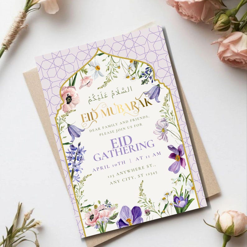 Puede incluir: Tarjeta de invitaci&oacute;n para una reuni&oacute;n de Eid. La tarjeta presenta un borde floral con flores moradas, rosas y blancas. El texto "EID MUBARAK" est&aacute; en dorado, con texto adicional en ingl&eacute;s y &aacute;rabe.