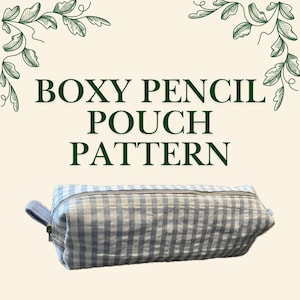 Puede incluir: Un estuche para lápices cuadrado con un estampado de cuadros azules y blancos. El estuche tiene cierre de cremallera y una pequeña presilla de tela en un extremo. Las palabras "BOXY PENCIL POUCH PATTERN" están impresas en verde oscuro.