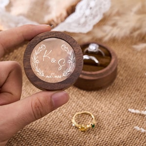 Benutzerdefinierte Holzhochzeitszeremonie Runde Ringbox, klare Acrylabdeckung, personalisierte gravierte Verlobungsvorschlaghalter, Brautgeschenk für sie
