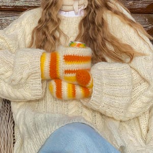 Puede incluir: Un letrero de madera rústica con el texto "Welcome to our home" en un estilo manuscrito. El letrero presenta un acabado envejecido y un diseño simple y acogedor, perfecto para un porche o entrada.