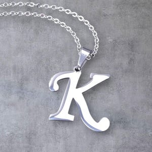 Collar con iniciales de 26 letras • Colgante de acero inoxidable de la A a la Z • Gargantilla con alfabeto grande • Cadena de regalo unisex para hombres y mujeres