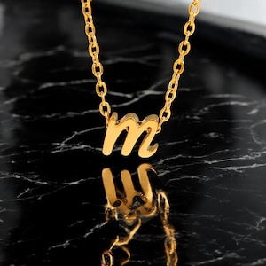 Collar vintage con inicial pequeña • Colgante con letra gótica • Gargantilla de acero inoxidable de la A a la Z para mujeres y hombres • Regalo de cumpleaños - 45 cm