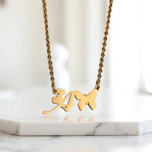 Collar con letra de mariposa – Colgante con iniciales de la A a la Z para mujer – Joya con nombre en acero inoxidable dorado