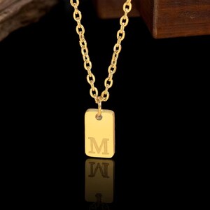 Collar con inicial de oro para mujer – Diminuto colgante con letras de la A a la Z – Mini rectángulo de acero inoxidable – Gargantilla de cadena fina