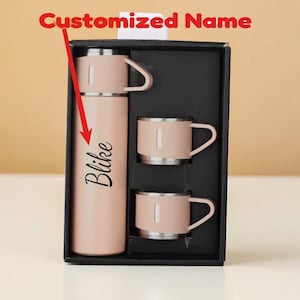 Puede incluir: Un letrero de madera rústica con el texto "Welcome to our home" en un estilo manuscrito. El letrero presenta un acabado envejecido y un diseño simple y acogedor, ideal para la decoración de la entrada.