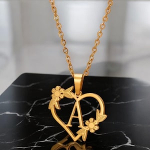 Collar dorado con inicial de flor delicada y colgante de corazón, gargantilla de acero inoxidable para mujeres y niñas, regalo con alfabeto de la A a la Z.