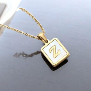 Gold Initial Halskette für Frauen - Perlmutt Muschel Anhänger - Anlauffreier Edelstahl Schmuck