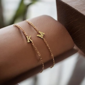 Pulsera minimalista con cuentas y letras • Cadena fina chapada en oro de 18 quilates • Joyería unisex de acero inoxidable para la mano