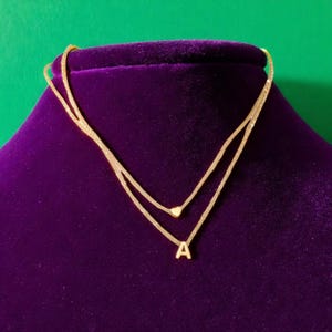 Colar com inicial de coração minúsculo – Gargantilha com letras em camadas de ouro e prata para mulheres – Presente de joia delicada e charmosa