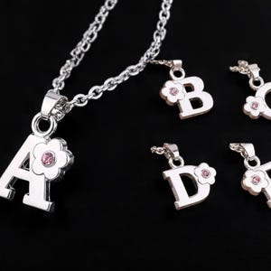 Collar con inicial de flor de la A a la Z para niñas – Colgante de letra de cristal para niñas – Bonito regalo de cumpleaños