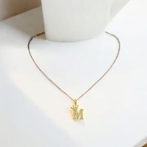 Collar con inicial de corona para mujer – Colgante de letra con circonita cúbica – Regalo de joyería de acero inoxidable estilo hip hop
