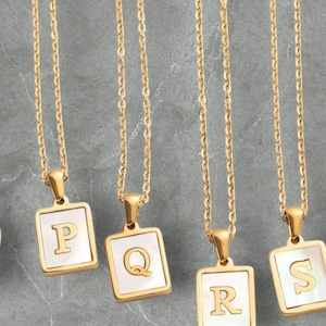 Collar con inicial de concha • Colgante de acero inoxidable chapado en oro de 18 quilates • Collar con letras de moda para mujer • Joyas de regalo