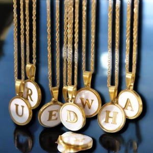 Collar con inicial de oro y colgante de concha redonda para mujer y hombre. Cadena de acero inoxidable. Regalo de joyería.