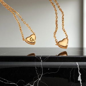 Colar Mini Coração Inicial – Pingente de Letra em Aço Inoxidável Banhado a Ouro 18K – Joia Minimalista para Mulheres