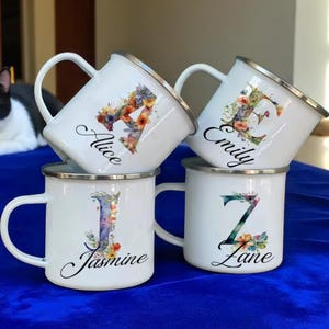 Caneca personalizada com nome inicial floral – Xícara de chá e café esmaltada para presente para noiva, madrinha e mãe