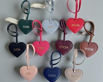 Llavero de cuero con forma de corazón y inicial personalizada • Charm personalizado para bolso