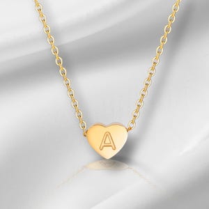 Mini colar com inicial de coração • Pingente de letra de aço inoxidável • Gargantilha estilo Kpop • Presente para ela • Joias tendência 2025 (45-50 cm)