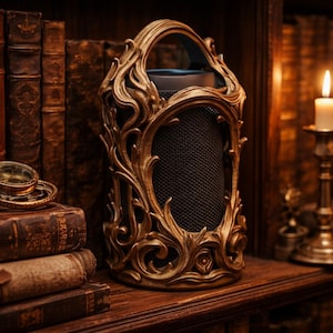 Peut inclure: Haut-parleur doré orné avec une poignée, placé devant des livres anciens et une bougie allumée. Le haut-parleur présente un design décoratif et tourbillonnant. Un crâne et une loupe sont également visibles.
