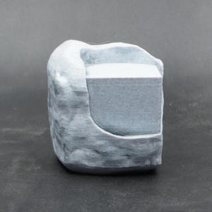 Grov sten, knappt huggen – Uttaget och polerat fragment – Symboliskt objekt för meditation och andlig resa