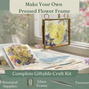 Può includere: Un kit completo per creare cornici di fiori pressati. Il kit include forniture botaniche, una cornice di vetro e pinzette. L'immagine mostra una cornice di fiori pressati con un fiore giallo e viola. Il testo recita "Make Your Own Pressed Flower Frame."