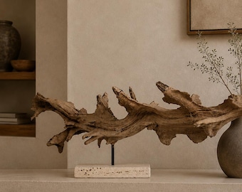 Kunstsculptuur van drijfhout met basis van travertijn: natuurlijk drijfhoutdecor, sculptuur van organisch hout, unieke houtkunst