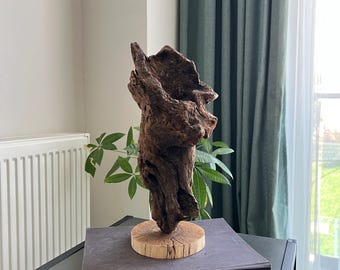 Natuurlijke drijfhoutsculptuur: handgemaakte drijfhoutkunst, organische houten sculptuur, woondecoratie kust