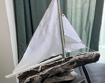 Grote drijfhouten zeilbootsculptuur: handgemaakt kustdecor, zeilbootkunstsculptuur