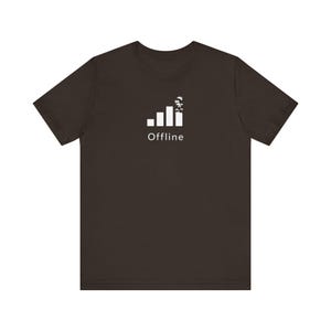 Op de afbeelding: Een donkerbruin t-shirt met korte mouwen en een witte afbeelding van een signaalbalk-icoon, waarbij de hoogste balk uiteenvalt in kleine vogels. Het woord "Offline" is in witte letters onder de signaalbalk-afbeelding gedrukt.