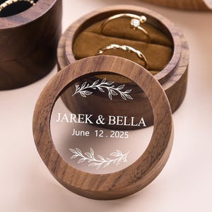 Gepersonaliseerde notenhouten ringdoos, helder acryl deksel, gegraveerde ronde doos voor trouwring aan toonder voor ceremonie of voorstel, geheim bericht aandenken cadeau
