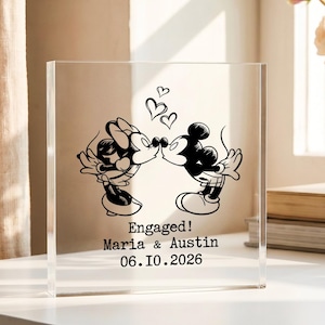 Targa acrilica personalizzata con incisione di Topolino e Minnie, targhetta di fidanzamento con nomi e data personalizzati, ricordo di nozze Disney per la coppia.