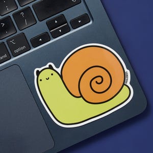 Snail Vinyl Sticker - Süßer Garten-Vinyl-Aufkleber, Kawaii-Tier-Aufkleber, gemütliche Naturästhetik, Critter-Aufkleber, Laptop- oder Wasserflaschenaufkleber