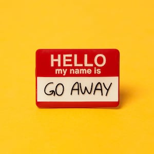 Hello My Name Is エナメルピンバッジ - 面白い名札ブローチ - ジャケット、バッグ、帽子に付けられる個性的なピン - 内向的な人へのギフト