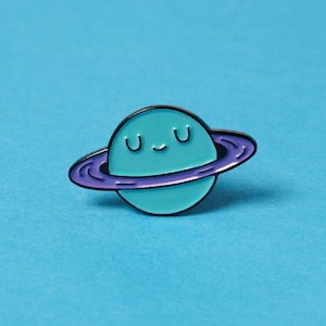Happy Planet Enamel Pin – Cute Saturn Brooch – Whimsical Pin for Jacket, Bag or Hat – Gift for Space Lovers and Astronomy Fans