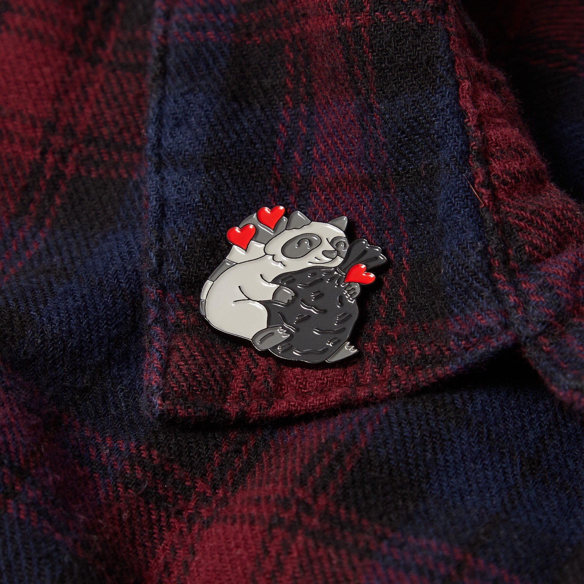 Broche Émail Raton Laveur CHAOS – Épinglette Drôle Animal Mignon – Décoration Sac à Dos, Veste, Cadeau Humoristique