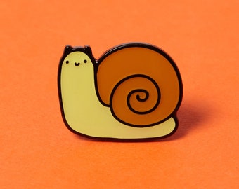 Snail Enamel Pin – Cute Shell Friend Brooch – Quirky Pin for Jacket, Bag or Hat – Gift for Animal Lovers and Garden Enthusiasts