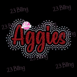 Puede incluir: Gráfico negro con la palabra "Aggies" en escritura roja brillante, rodeado por un borde de pequeños pedrería transparente. El texto "23 Bling" se repite alrededor de los bordes del diseño.