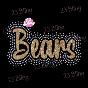 Può includere: Un design con strass su sfondo nero che presenta la parola Bears in caratteri corsivi dorati glitterati. Il testo è delineato da un bordo denso di piccoli strass chiari e riflettenti. Un logo circolare riporta la scritta 23 Bling.
