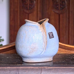 Vaso de cerâmica vintage de estúdio | grés da Kiel Keramik, formato orgânico azul fosco