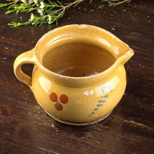 Puede incluir: Una tabla de cortar de madera hecha a mano con un acabado natural. La tabla rectangular tiene un surco para jugos y un asa. Dimensiones: aproximadamente 45 cm de largo, 30 cm de ancho y 2,5 cm de grosor.