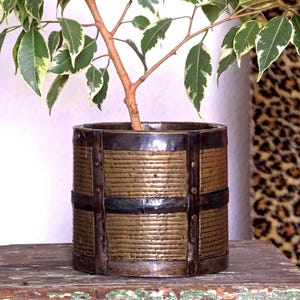 Jardinera antigua de madera y latón: decoración rústica de granja del siglo XIX