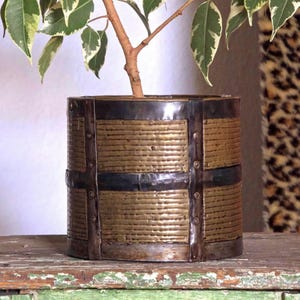 Antiker Übertopf aus Holz und Messing: rustikale Bauernhaus Dekoration aus dem 19