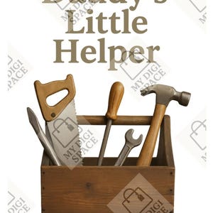 Könnte beinhalten: Eine Holzkiste mit Werkzeugen wie Säge, Schraubendreher, Schraubenschlüssel und Hammer. Der Text "Daddy's Little Helper" ist darüber abgebildet.