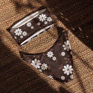 Retro Floral Bandeau Bikini – Brown & White Daisy Print Swim Set – Eco-Friendly 70s Style Swimwear