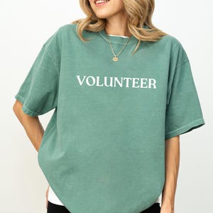 Comfort Colors Volunteer Tee, Geschenk für Volunteer, Volunteer Shirt, Geschenk für neuen Job, Mitarbeiter Geschenkidee, Volunteer Geschenk, Benutzerdefiniertes Rundhals-Shirt