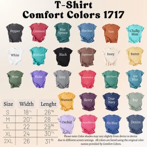 K&ouml;nnte beinhalten: Eine Auswahl an Comfort Colors T-Shirts in verschiedenen Farben wie Pepper, Crimson und Blue Jean. Das Bild enth&auml;lt eine Gr&ouml;&szlig;entabelle mit Ma&szlig;en in Zentimetern und den Text "T-Shirt Comfort Colors 1717."