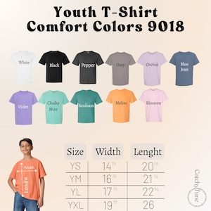 K&ouml;nnte beinhalten: Eine Auswahl an Jugend-T-Shirts in verschiedenen Farben, darunter Wei&szlig;, Schwarz und Blue Jean. Die Gr&ouml;&szlig;entabelle zeigt Ma&szlig;e in Zoll f&uuml;r Breite und L&auml;nge. Der Text "Youth T-Shirt Comfort Colors 9018" befindet sich oben.