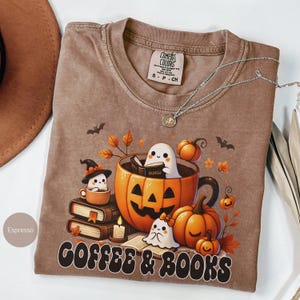 Komfort Colors® Ghost Lesebuch Shirt, Kaffee und Bücher Halloween Shirt, Kaffee Liebhaber T-Shirt, Buch Liebhaber Geschenk, Buch Liebhaber Halloween Shirt