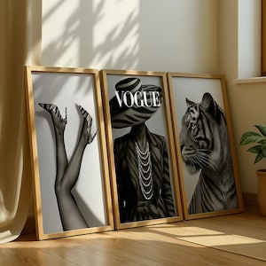 Può includere: Tre stampe artistiche incorniciate appoggiate a un muro. Le stampe presentano immagini in bianco e nero di una donna con un cappello zebrato, una tigre e gambe con tacchi zebrati. Il logo Vogue è visibile.